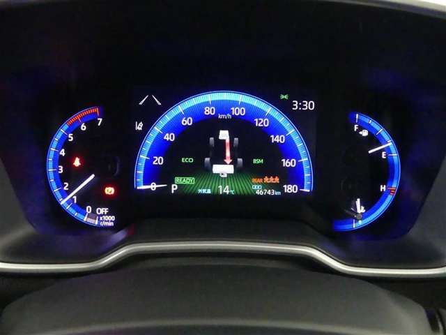 とっても見やすいメーターです。夜間時はラグジュアリーな気分にさせてくれる照明が魅力ですので、夜のドライブも楽しみになりますよ♪