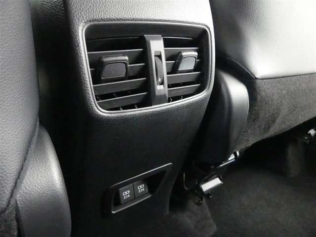 後席用にもエアコンの吹き出し口があり快適です。どの席に座っても快適なドライブが楽しめます♪