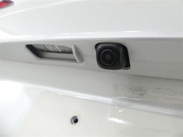 バックカメラが付いているので後方確認が非常にしやすいです。今や運転初心者も熟練者も必須装備！ついていて損はないですね♪