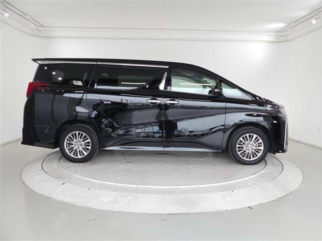 両側パワースライドドア付きだから、狭い駐車スペースなどでの 乗り降りラクラク！小さなお子さまのいるご家庭には嬉しい装備。