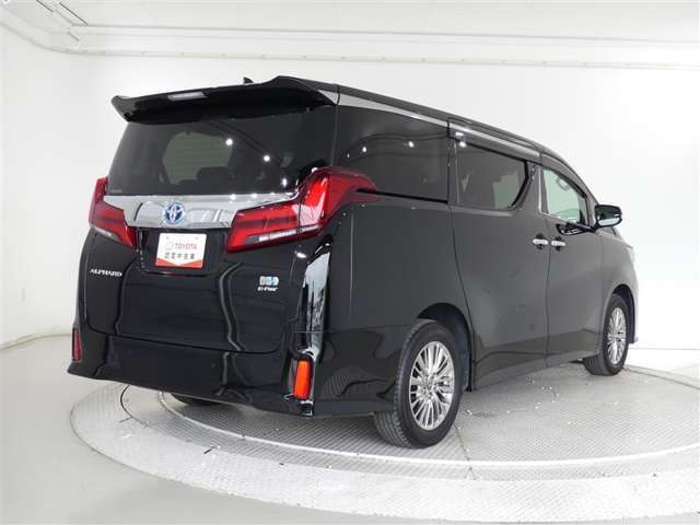 低燃費で環境にもやさしいハイブリッド車です。静粛性に優れた快適空間と静かな走りを実現しています。