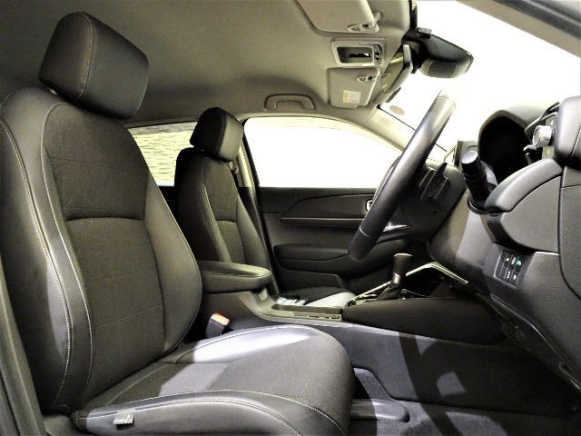 アームレストコンソール＆運転席高さ調節機能付きです☆