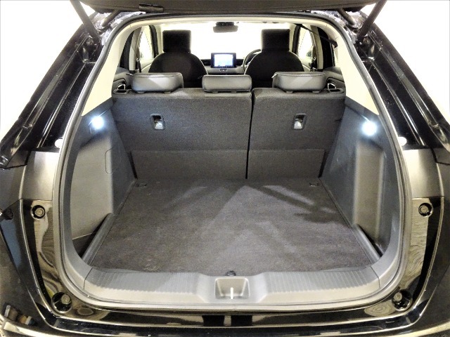 ラゲッジルームランプ付きです☆