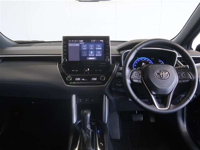 スタイリッシュなデザインのインパネ。各操作スイッチは使い易い位置に配置されてます。