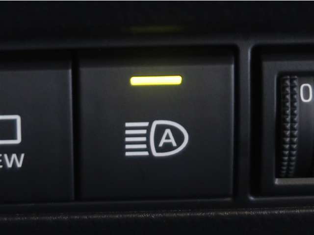 オートマチックハイビームとは、先行車や対向車のライトを認識し、ハイビームとロービームを自動で切り替える機能です。夜道の視界を確保します。詳細は販売店スタッフまでお尋ね下さい。