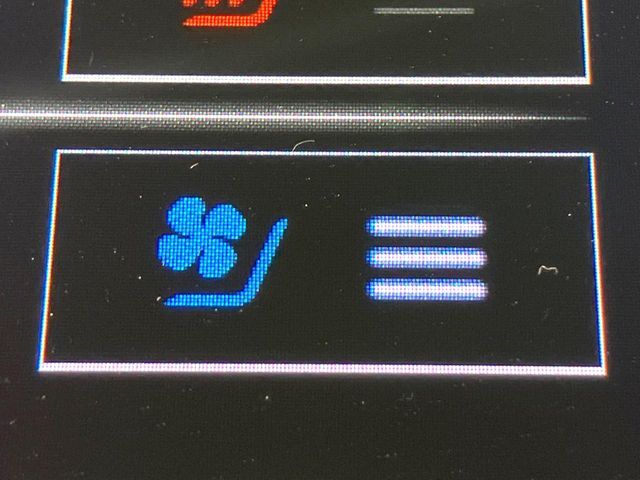 【シートベンチレーション】夏場は涼しい風でお尻や背中の熱やムレを防ぎ、冬はエアコンよりも早く温まってポカポカに！季節を問わず快適に過ごせます。