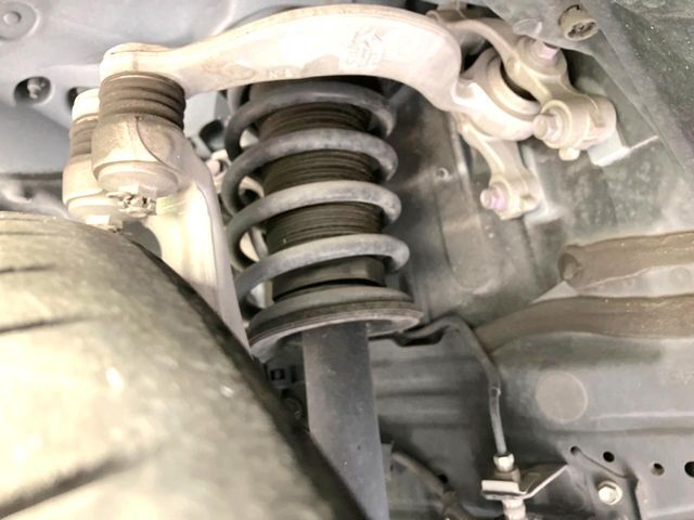 お車を安心してお乗りいただく為には、足回りの定期点検が欠かせません。サービスサポート（有償保証）では無料点検もご提供しており、安心のカーライフをお過ごしいただけるサポート体制が整っています。