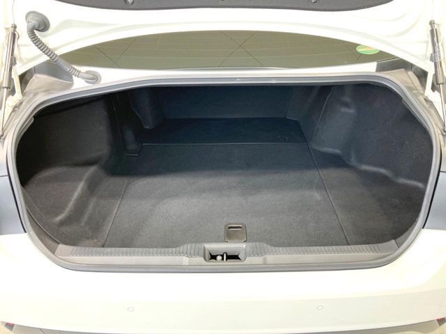ラゲッジルームは、大容量のスペースを確保。普段のお買い物からレジャーまで、幅広く活躍してくれます！また、リアシートを倒すことでバリエーション豊かにお使いいただけます。