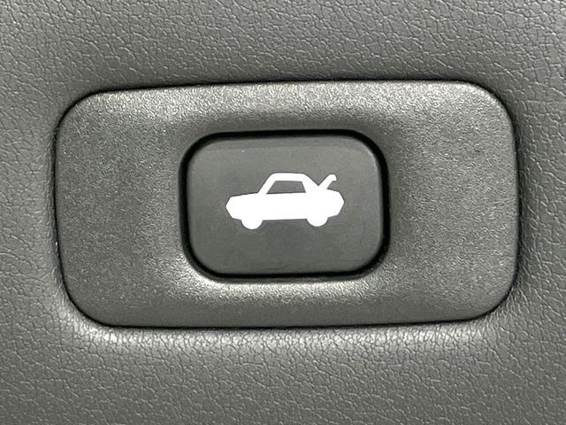 【パワーバックドア】スマートキーや運転席のボタンを押すだけでリアゲートが自動で開閉します！荷物を持っている時や、高い位置にあるバックドアを閉める際に便利な機能です♪