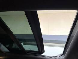 ●サンルーフ：開放感たっぷりの希少装備、サンルーフが装着されています！車内に明かりを取り入れたり景色を楽しむ以外にも、車内の空気も簡単に換気できて快適です！