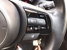 【アダプティブ・クルーズ・コントロール】予め設定した車速内でクルマが自動的に加減速。 前走車との適切な車間距離を維持しながら追従走行し、高速道路でのドライバーの疲労を軽減してくれる嬉しい機能付♪