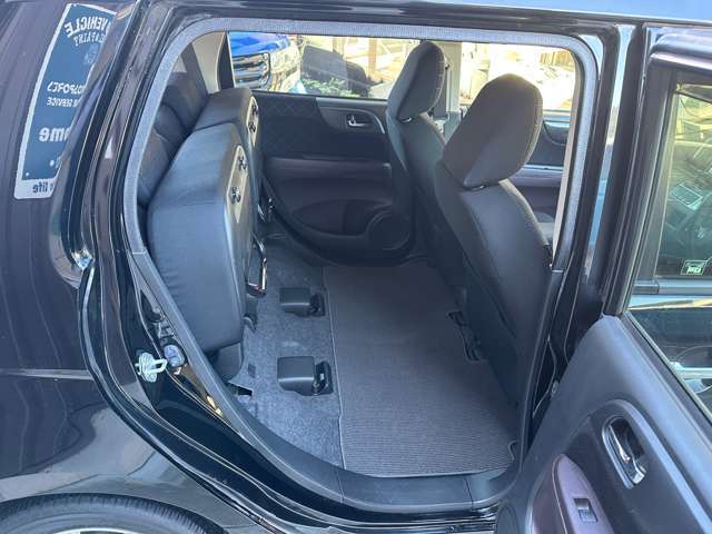 シートを跳ね上げる事で荷室スペース確保できます、跳ね上げ操作はワンアクションです