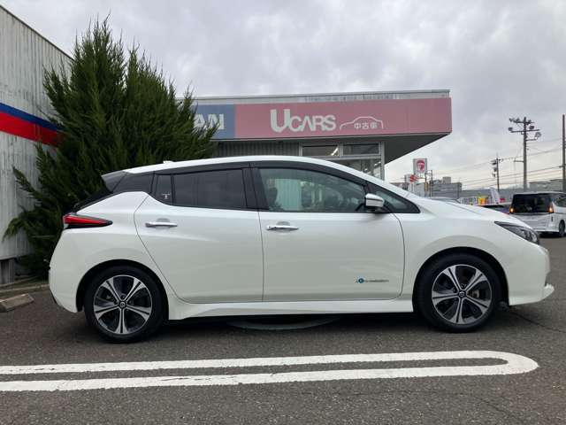 コンパクトなボディでどの年代の方にも乗りやすいお車になっております☆
