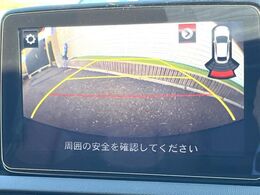 【バックカメラ】駐車時に後方がリアルタイム映像で確認できます。大型商業施設や立体駐車場での駐車時や、夜間のバック時に大活躍！運転スキルに関わらず、今や必須となった装備のひとつです！