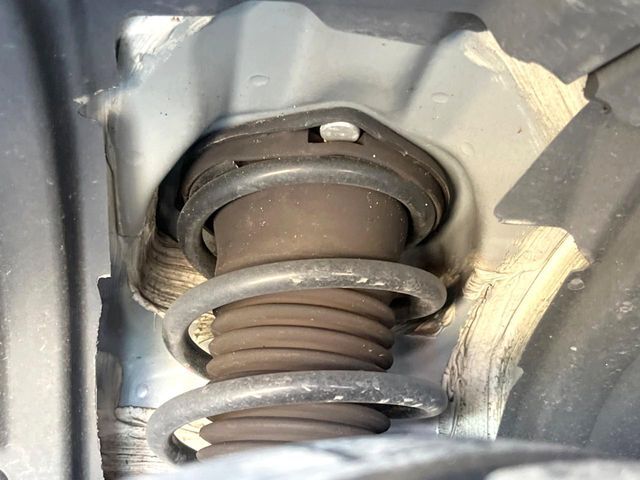 お車を安心してお乗りいただく為には、足回りの定期点検が欠かせません。サービスサポート（有償保証）では無料点検もご提供しており、安心のカーライフをお過ごしいただけるサポート体制が整っています。