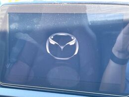 【マツダコネクトナビ】車内の雰囲気にマッチした一体型タイプのナビ。各種車輌設定やBluetooth再生等、様々な機能が楽しめます。直感的なダイヤル操作が可能で、使い勝手も良好です。