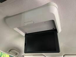 【フリップダウンモニター】大画面モニターで後席でもエンタメをお楽しみいただけます。小さなお子様にも大人気の装備です♪