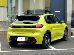 精悍でアグレッシブなエクステリアと豊富な装備を誇るスポーティモデル。　ブラックアウトされたルーフ＆ホイールアーチ、17AWやクロームエキゾーストエンドが、さらなる存在感を放ちます。