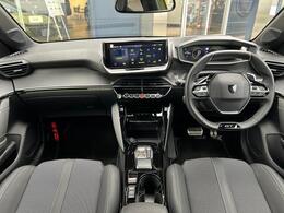 『3DiCockpit』運転中の視線移動を最小限に抑える最適なレイアウト。その配置を可能にする小径ステアリング