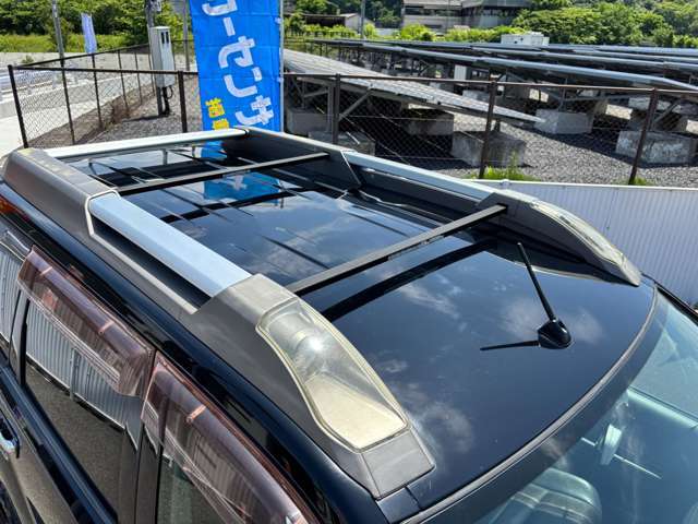 純正のハイパールーフレールが付いています。