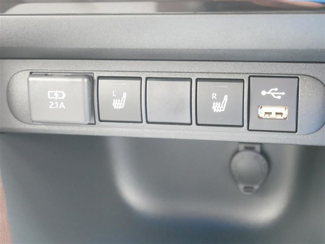 USB差込口　シートヒーター(運転席助手席両方にあります)