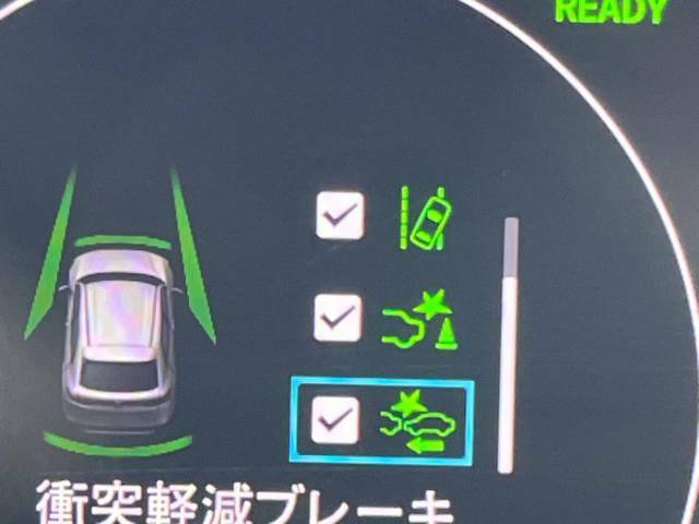 【ホンダセンシング】走行中に前方の車両等を認識し、衝突しそうな時は警報とブレーキで衝突回避と被害軽減をアシスト。より安全にドライブをお楽しみいただけます。