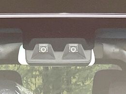 【スマートアシスト】走行中に前方の車両等を認識し、衝突しそうな時は警報とブレーキで衝突回避と被害軽減をアシスト。より安全にドライブをお楽しみいただけます。