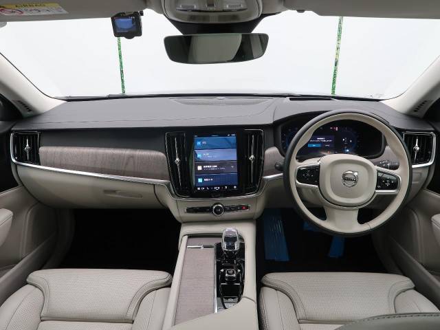 V90ultimateB5入庫しました！乗り心地が良いフラッグシップエステート、高音質サウンドにサンルーフ装備で、快適なボルボライフはいかがでしょうか♪