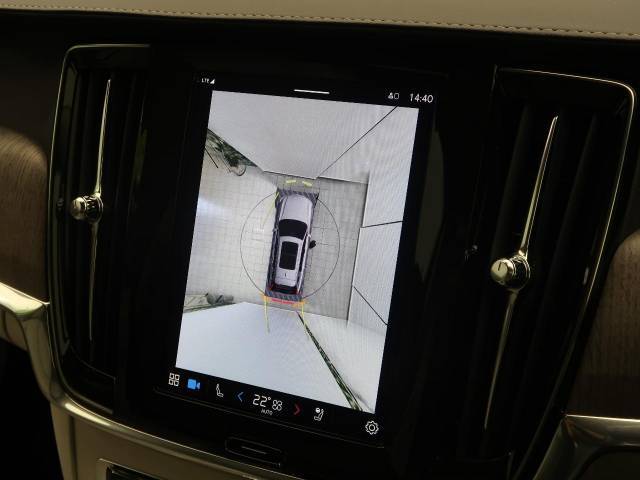 【360°ビューカメラ】4台の高解像度カメラで360度の鳥瞰図を表示。隣の車や壁、死角にある障害物などを画面で確認できるため、狭いスペースでの駐車・出入りも安心です。