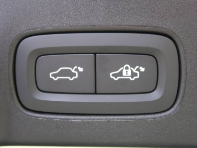 【パワーバックドア】スマートキーや運転席のボタンを押すだけでリアゲートが自動で開閉します！荷物を持っている時や、高い位置にあるバックドアを閉める際に便利な機能です。