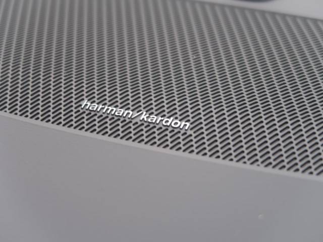 【harman　kardon】ハーマンカードンのHi-Fiスペシャリストと共に、モデル別に開発・設計された専用チューニングが臨場感溢れる音響空間を実現しています。