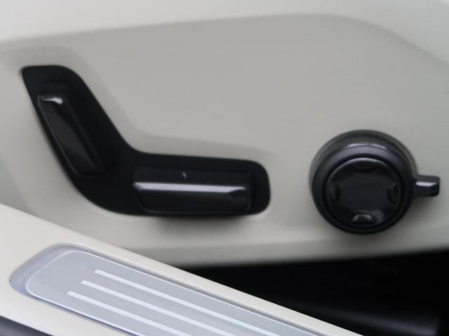 【メモリー機能付きパワーシート】ドライバーごとに設定したシート位置を記憶して、ボタン一つで切り替えできる便利な機能！運転する方が複数名いらっしゃるご家庭におすすめです。