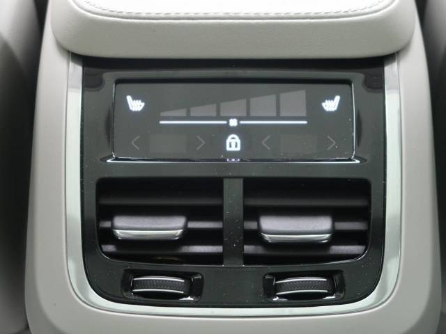 【前席＋後席シートヒーター】寒い日に重宝するシートヒーターを後席にも装備！エアコンより早く温まってくれるので寒がりの人も安心ですね。エアコンの温風は乾燥するから苦手、という方にもをおすすめです。
