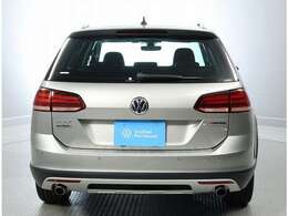 太いCピラーからフォルクスワーゲの高い安全性剛性安全性を感じとれるようになっております。