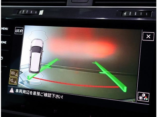 バックカメラ　トラフィックアラートで苦手な駐車も楽々できます.