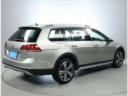 太いCピラーからフォルクスワーゲの高い安全性剛性安全性を感じとれるようになっております。