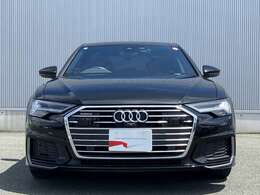 Audiでは2004年以降、この逆台形型のシングルフレームグリルを採用しています。他ブランドのフロントマスクデザインにも大きな影響を与えています。