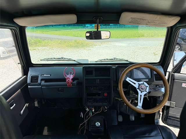 中古車両になりますので相応のダメージはあります