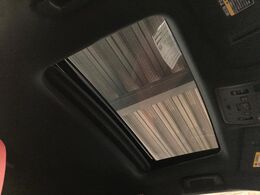 【サンルーフ】開放感たっぷりの希少装備、サンルーフが装着されています！車内に明かりを取り入れたり景色を楽しむ以外にも、車内の空気も簡単に換気できて快適です！