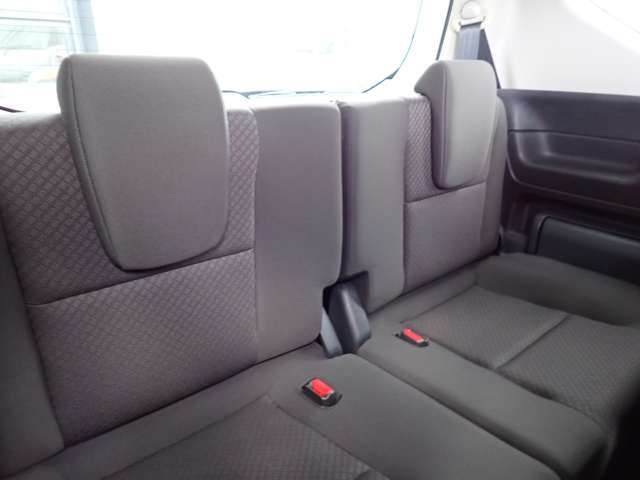 サードシートもこの通り！　外観からは想像も出来ないぐらい広いんです♪