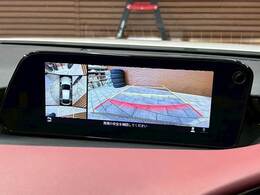 【パノラミックビューモニター】専用のカメラにより、上から見下ろしたような視点で360度クルマの周囲を確認することができます☆死角部分も確認しやすく、狭い場所での切り返しや駐車もスムーズに行えます。