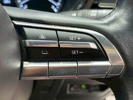 【アダプティブクルーズコントロール】高速走行時に前方のお車を追従してくれるので、長距離ドライブの疲労は大きく軽減されます。