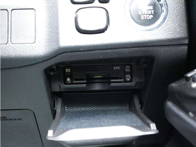 ETCももちろん装備！いまや無い車はないのではないかというくらいですがこちらも例外ではなく装備されております！後からつける手間もお金もかからず高速もスイスイなので友達・家族と遠出も楽しくなるはずです