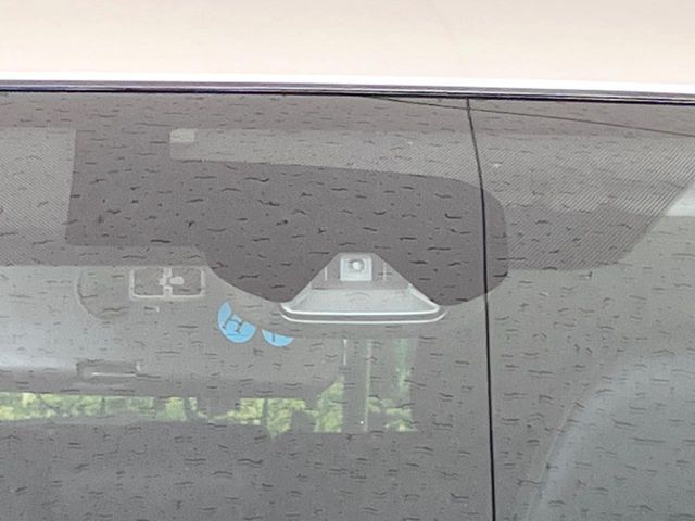 【エマージェンシーブレーキ】走行中に前方の車両等を認識し、衝突しそうな時は警報とブレーキで衝突回避と被害軽減をアシスト。より安全にドライブをお楽しみいただけます。
