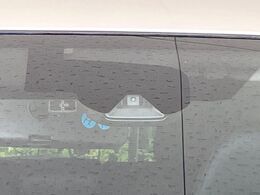 【エマージェンシーブレーキ】走行中に前方の車両等を認識し、衝突しそうな時は警報とブレーキで衝突回避と被害軽減をアシスト。より安全にドライブをお楽しみいただけます。