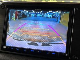 【バックカメラ】駐車時に後方がリアルタイム映像で確認できます。大型商業施設や立体駐車場での駐車時や、夜間のバック時に大活躍！運転スキルに関わらず、今や必須となった装備のひとつです！