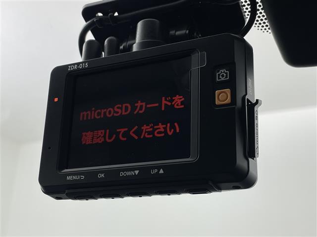 【電動リアゲート】荷物を抱えた状態でもリアゲートの開閉が可能です！お買い物時やアウトドアの際に役立ちますね。