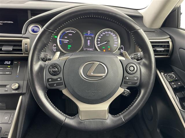 【ステアリングリモコン】手元のボタンから、オーディオやナビなどの操作ができるので、よそ見をせずに安全に運転に集中できます！