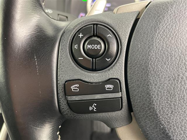 【衝突軽減ブレーキ】衝突するおそれが高い場合、音と光で注意して強いブレーキングを行い、衝突回避・被害軽減を支援します。機能には限界があるためご注意ください。