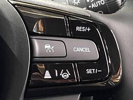 【アダプティブクルーズコントロール】高速道路での長距離走行が楽に！！自動で速度を保つクルーズコントロールが、衝突軽減システムと連携し、前方の車両を感知して車間を保つように速度調節してくれます！！